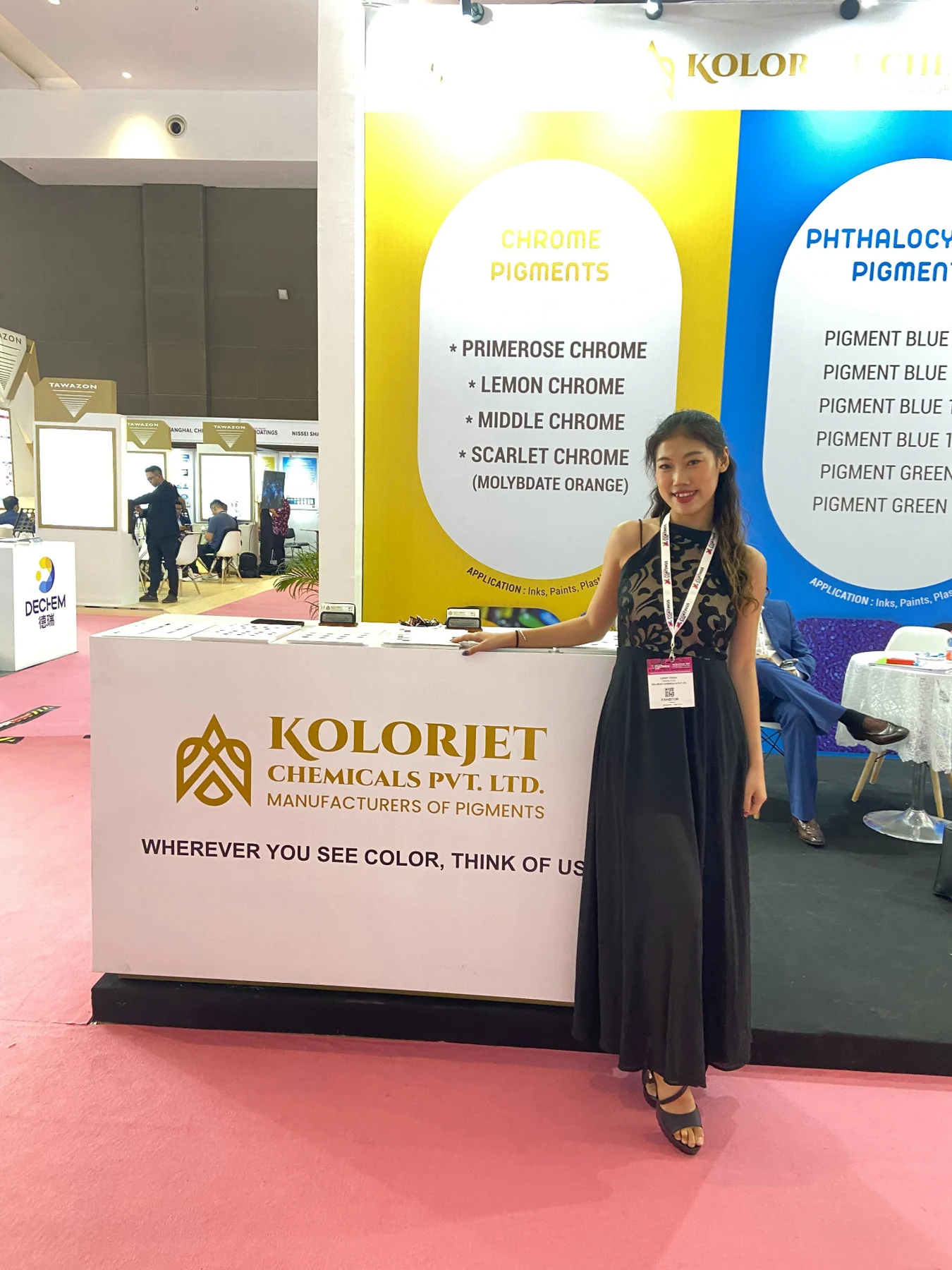 Talent dengan busana formal di area booth pameran