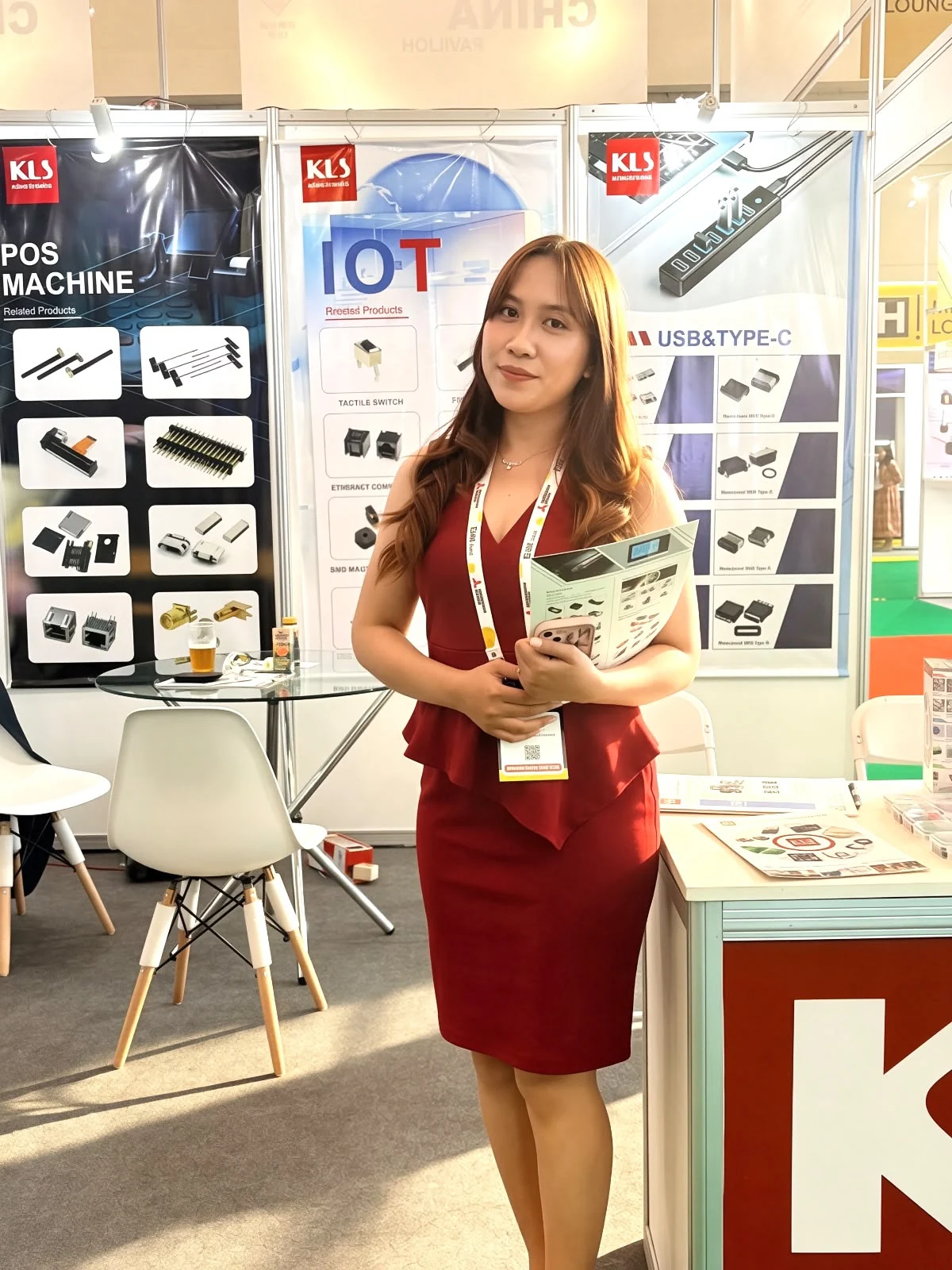 Dokumentasi talent di area booth pameran