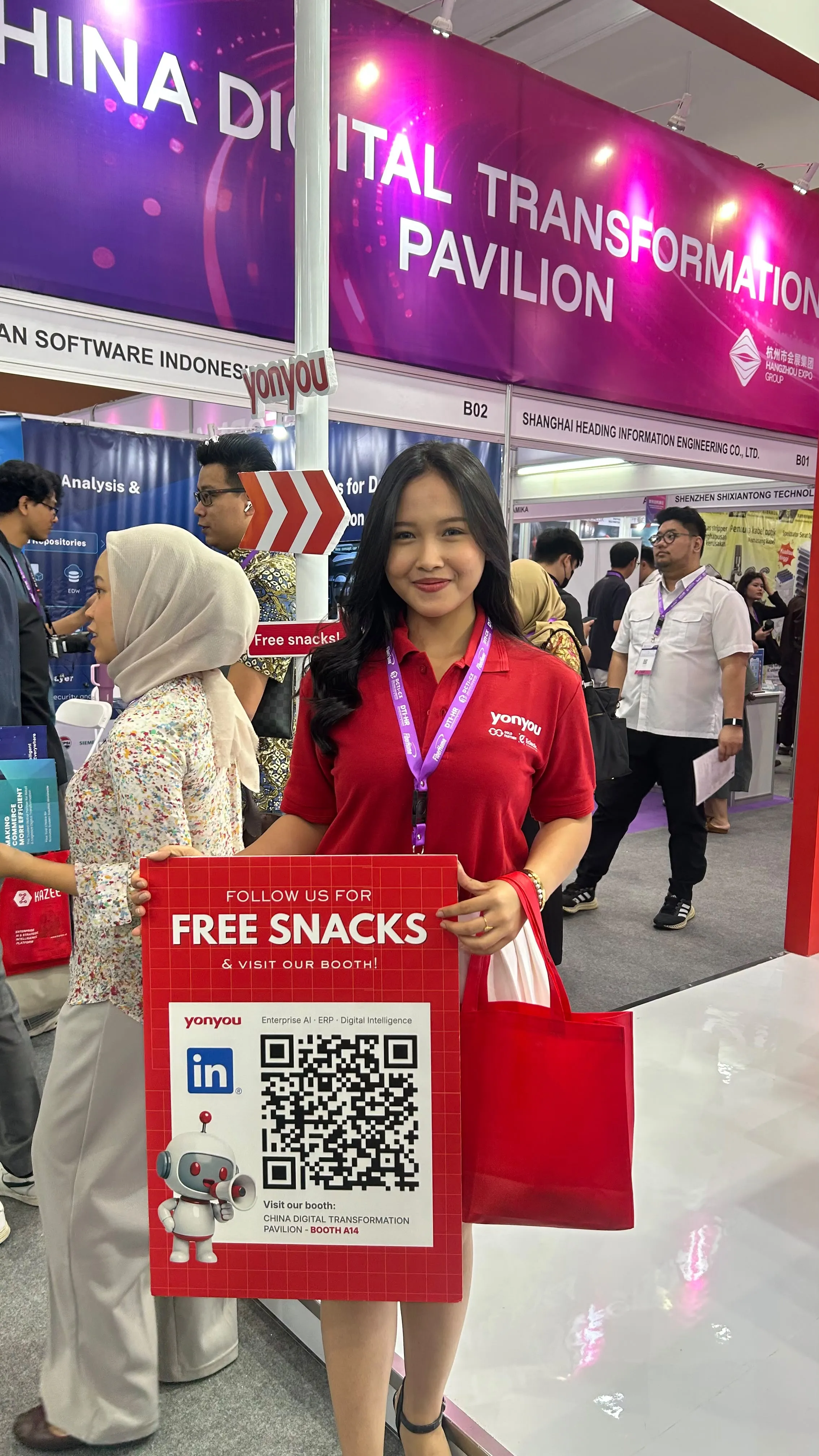 SPG mendampingi pengunjung di booth Yonyou